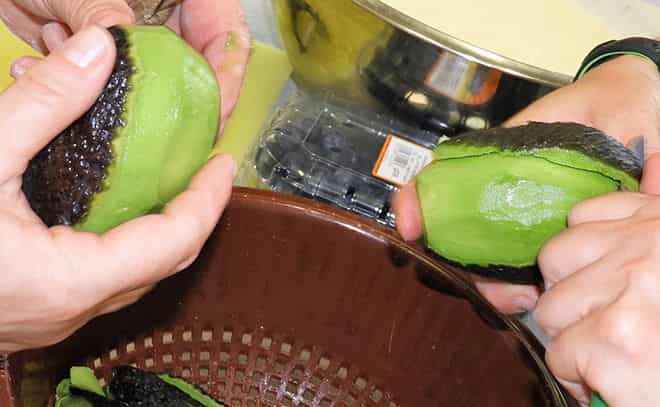 Очистка спелых плодов авокадо