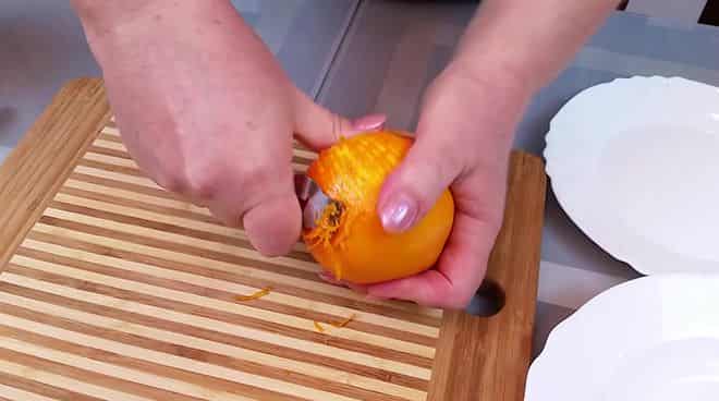 Хозяйка получает цедру мандарина